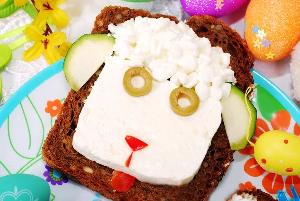 Húsvéti szendvicset a juhok vezetője a gyermek — Stock Fotó