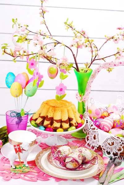 Decoración de mesa de Pascua con pastel de anillo y cesta — Foto de Stock