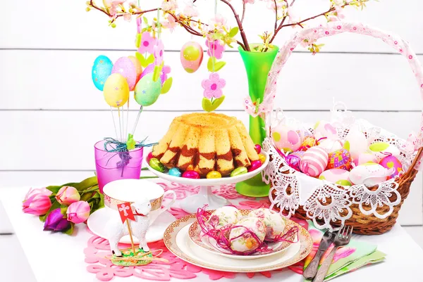 复活节餐桌装饰与环蛋糕和篮子 — 图库照片