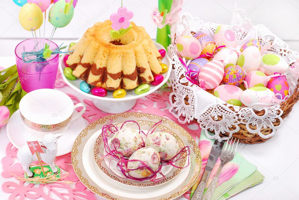 easter table decoration with ring cake and basket