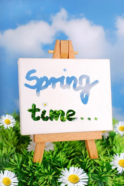 "tavaszi idő "írt festőállvány állva a fűben — Stock Fotó