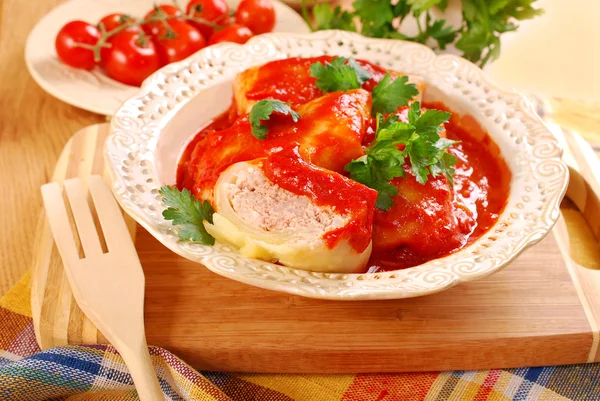 Hojas de col rellenas con carne picada y arroz — Foto de Stock