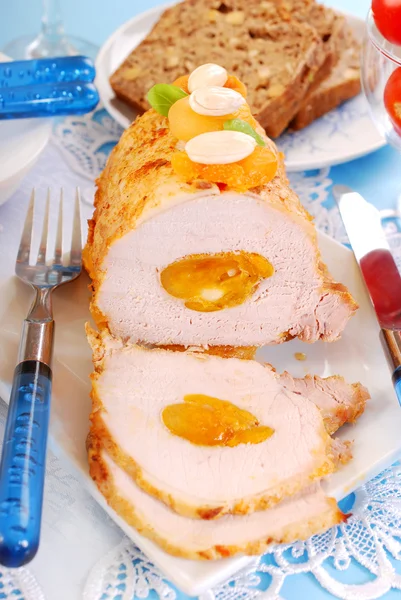 Gebratene Schweinelende mit Aprikosen und Mandeln — Stockfoto