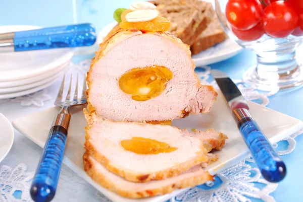 Lomo de cerdo asado con albaricoques y almendras —  Fotos de Stock