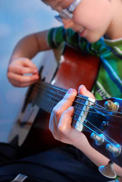 Niño tocando la guitarra — Foto de Stock