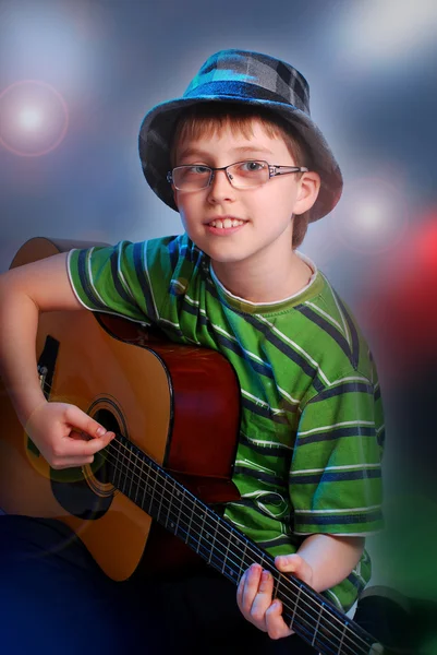 Młody chłopiec gra na gitarze — Zdjęcie stockowe