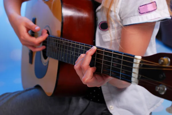 Młoda dziewczyna gra na gitarze akustycznej na scenie — Zdjęcie stockowe