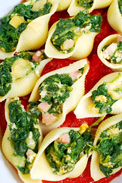 Gusci di pasta ripieni di spinaci e uova — Foto Stock