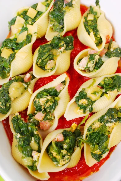 意大利面贝壳塞满菠菜和鸡蛋 — 图库照片