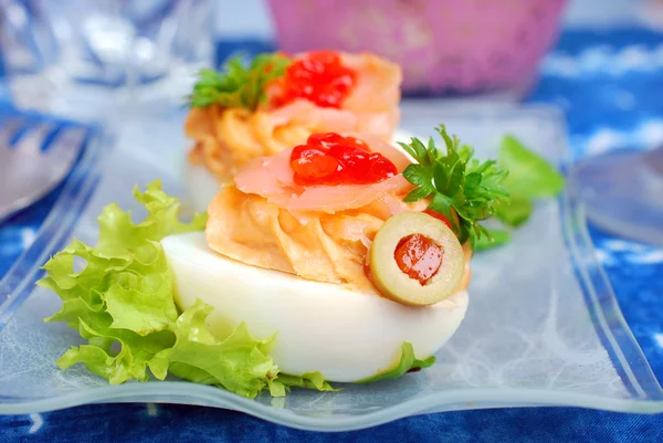 Ovos com salmão fumado e caviar vermelho — Fotografia de Stock