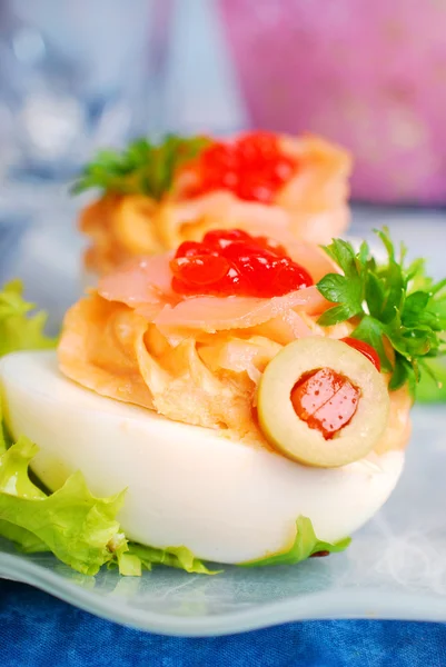 Ovos com salmão fumado e caviar vermelho — Fotografia de Stock