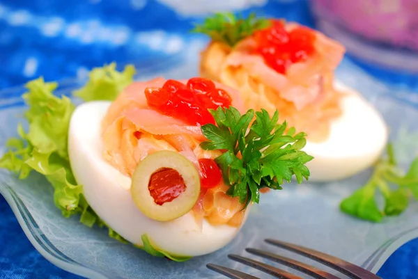 Яйца с копченым лососем и красной икрой — стоковое фото