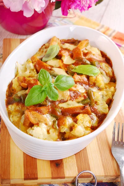 Cazuela de pollo al curry con coliflor y patata — Foto de Stock