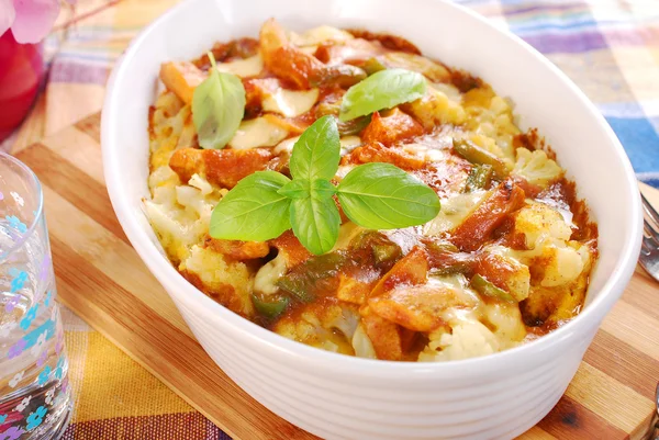 Curry-Hühnerauflauf mit Blumenkohl und Kartoffeln — Stockfoto