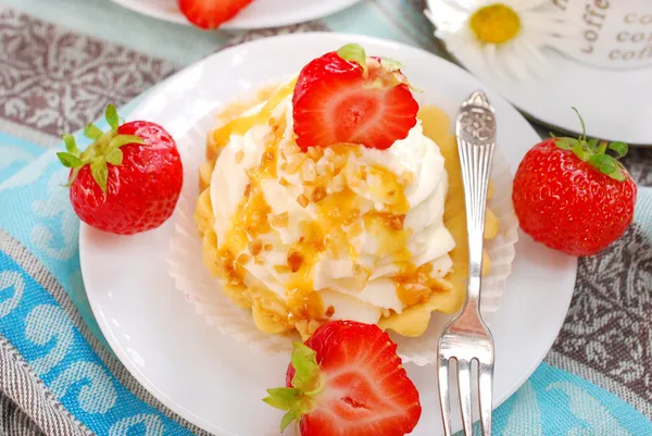 Cupcakes with vanilla cream,caramel and strawberry — Stock Photo, Image