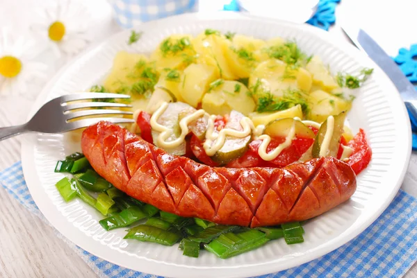 Kiełbasa z grilla, sałatka z warzyw i ziemniaków — Zdjęcie stockowe