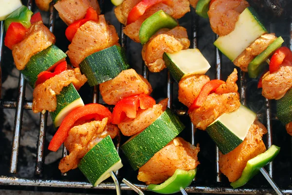 Grilled chicken and vegetable shashliks — Stock Photo, Image