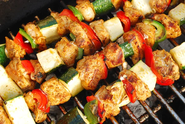 Grilled chicken and vegetable shashliks — Stock Photo, Image