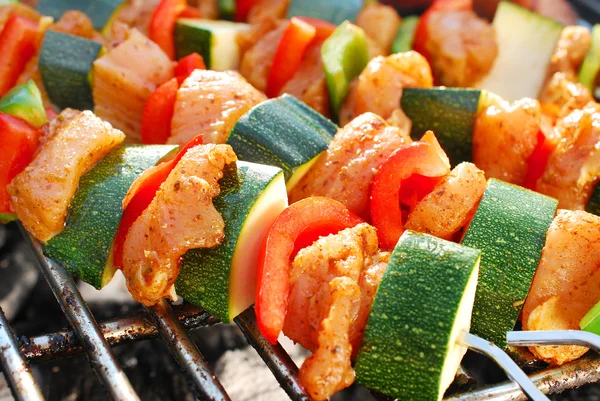 Grilled chicken and vegetable shashliks — Stock Photo, Image