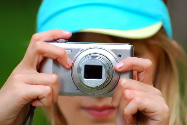 Девушка делает фотографии цифровой камерой — стоковое фото