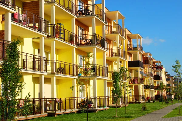 New yellow block of flats — Stock Photo, Image