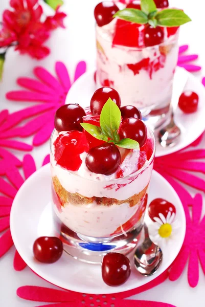 Sobremesa de cereja com nata e geleia — Fotografia de Stock