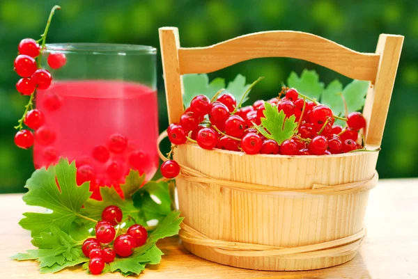 Frische rote Johannisbeeren und Saft — Stockfoto