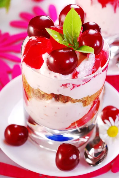 Dessert alla ciliegia con panna e gelatina — Foto Stock