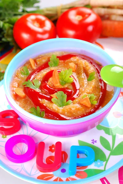 Soupe dense de légumes et tomates pour bébé — Photo