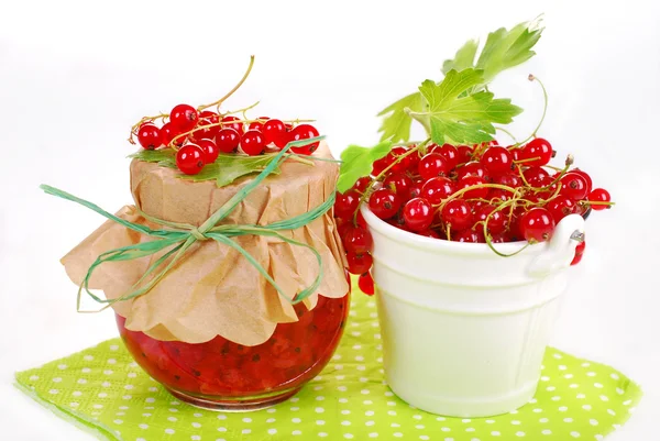 Ribes rosso fresco e vasetto di conserva — Foto Stock