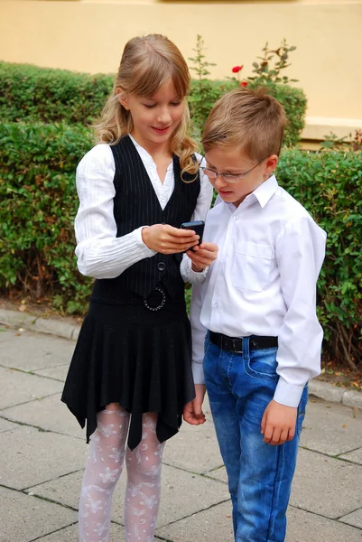 Klasskamrater på den första dagen i skolan — Stockfoto