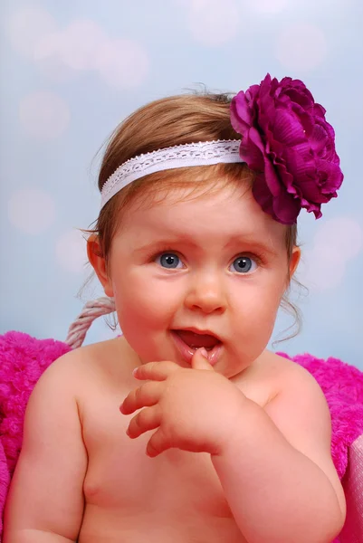 Hermosa niña en canasta de mimbre, 10 meses — Foto de Stock