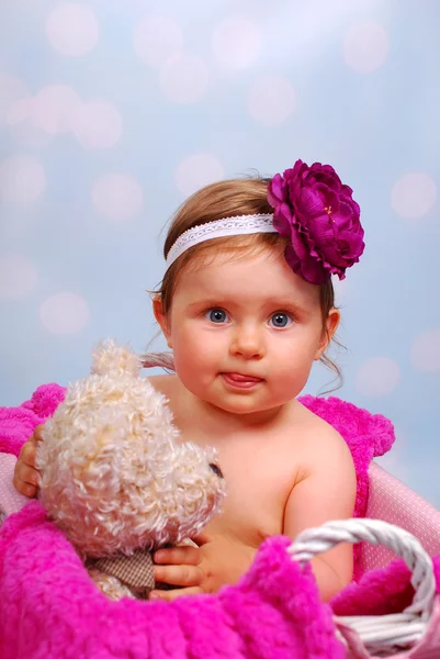 Hermosa niña en canasta de mimbre, 10 meses —  Fotos de Stock