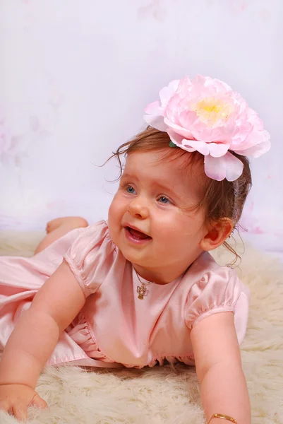 Linda menina com flor — Fotografia de Stock