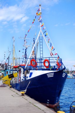 küçük turistik gemi limana demirledi