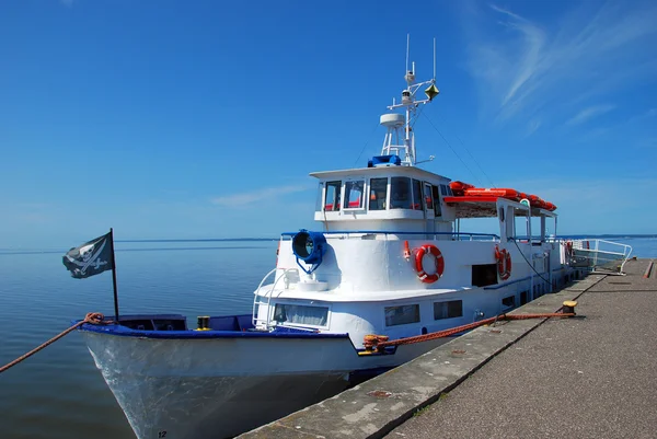 Small ship in the bay — Stock Photo, Image