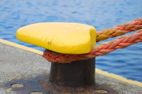 Mooring bollard with rope — Stock Photo, Image