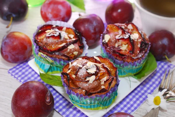 Muffins with plums and almonds — Stock Photo, Image