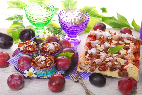 Muffins et gâteau de marbre aux prunes et aux amandes — Photo