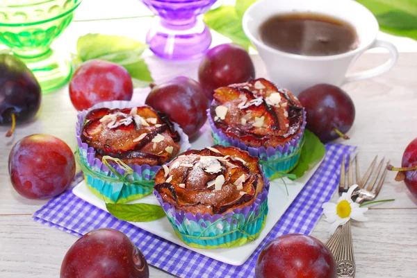 Muffins with plums and almonds — Stock Photo, Image