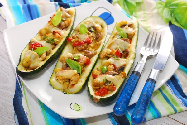 Zucchini halves stuffed with curry chicken — Stock Photo, Image