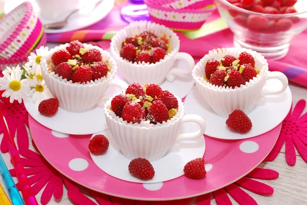 Raspberry cupcakes in thee beker vorm mallen — Stockfoto