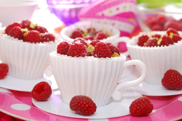 Cupcakes de framboesa em moldes de forma de xícara de chá — Fotografia de Stock