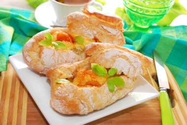 pişmiş ciabatta mantar, yumurta ve peynir ile doldurulmuş