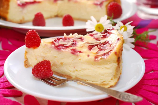 Käsekuchen mit Himbeeren und Mandeln — Stockfoto