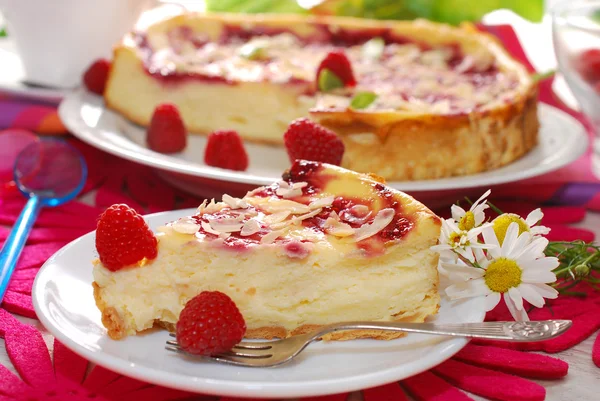Cheesecake with raspberries and almonds — Stock Photo, Image