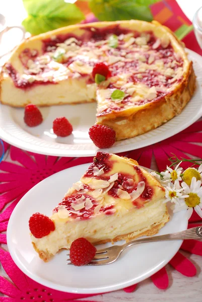 Cheesecake met frambozen en amandelen — Stockfoto