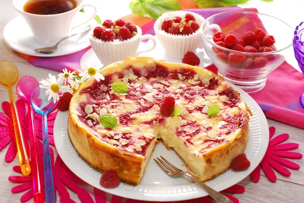 Cheesecake with raspberries and almonds — Stock Photo, Image