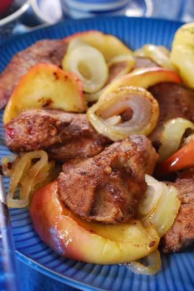 Hígado de pavo frito con cebolla y manzana — Foto de Stock