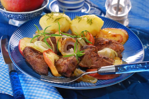 Turkey liver fried with onion and apple — Stock Photo, Image